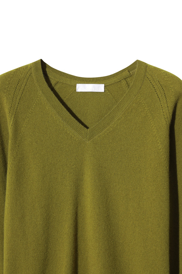 올리브 색상의 클래식 브이넥 스웨터는 가을과 겨울, 당신의 일상과 오피스룩에 우아함을 더해줄 여성 니트입니다. 몽골산 캐시미어 100% 소재로 제작되어 부드러운 촉감과 뛰어난 보온성을 자랑하며, 가벼운 무게감으로 편안한 착용감을 선사합니다. 레귤러핏 디자인과 긴 소매, 무지 패턴이 어우러져 클래식하고 미니멀한 스타일을 연출하며, 레이어드하여 다양한 스타일을 소화할 수 있습니다. 출근룩, 모임룩 등 다양한 TPO에 활용 가능하며, 얇은 두께감으로 간절기에도 부담 없이 즐길 수 있습니다.
