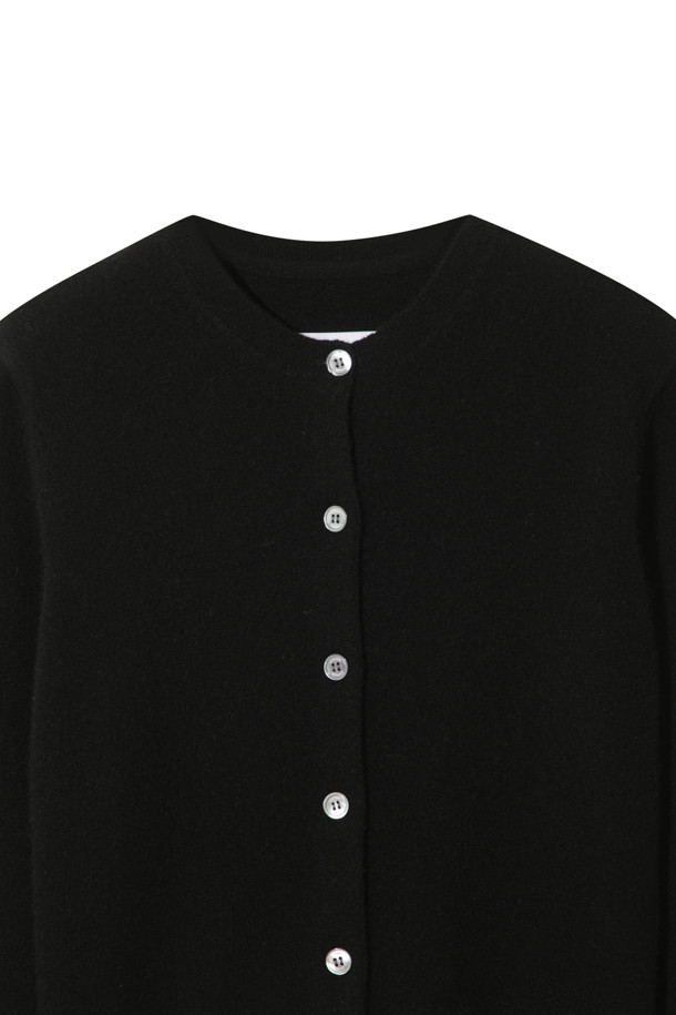 몽골산 캐시미어 100% 소재의 클래식 버튼 가디건(블랙)입니다. 가을과 겨울, 일상에서 착용하기 좋으며, 레귤러 핏과 라운드넥 디자인으로 어떤 스타일에도 잘 어울립니다. 얇은 두께감으로 부드러운 촉감을 선사하며, 보온성을 유지해 줍니다. 출근룩, 오피스룩, 모임룩 등 다양한 TPO에 활용 가능하며, 미니멀하고 시크한 스타일을 연출하기 좋습니다. 소매는 긴 소매이며, 휴대성이 높아 실용적입니다.
