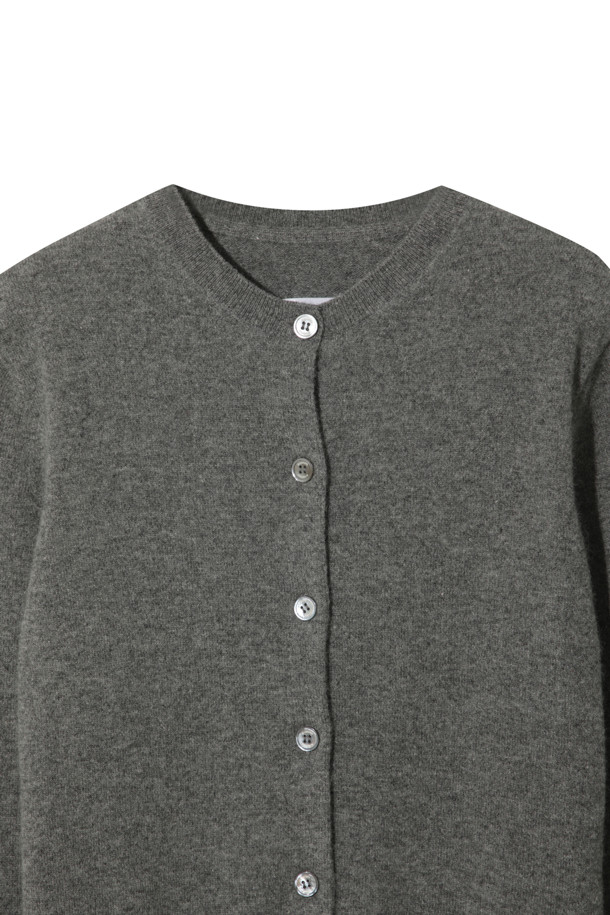 몽골산 캐시미어 100% 소재의 클래식 버튼 가디건입니다. 가볍고 부드러운 촉감으로 가을, 겨울철 따뜻하게 착용할 수 있으며, 일상, 오피스룩, 출근룩, 모임룩 등 다양한 TPO에 활용 가능합니다. 레귤러핏 디자인에 라운드넥으로 제작되었으며, 베이직하고 미니멀한 스타일을 연출합니다. 얇은 두께로 제작되어 휴대성이 높으며, 라운드 스웨터와 셋업으로도 코디할 수 있습니다.
