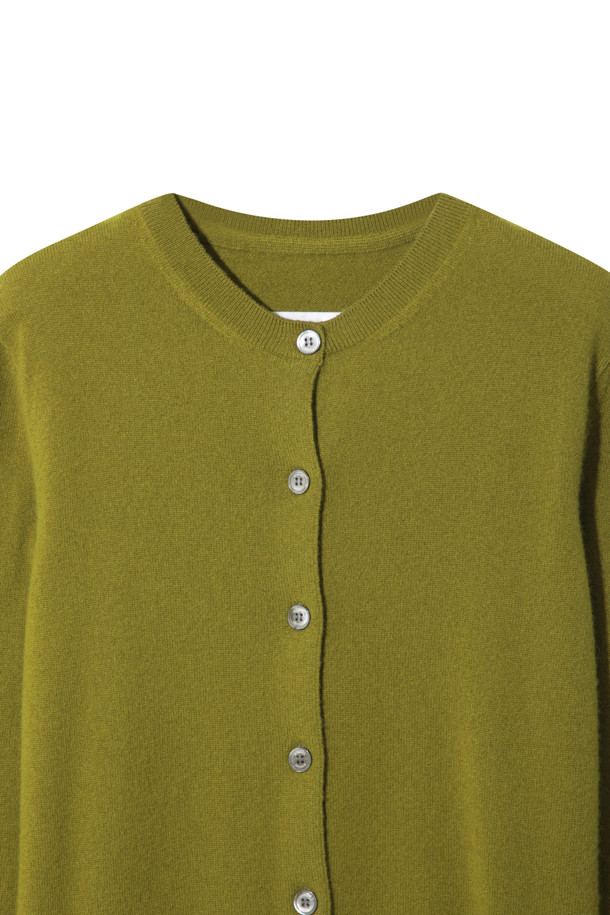올리브 색상의 클래식 버튼 가디건입니다. 몽골산 캐시미어 100% 소재로 제작되어 부드러운 촉감을 선사하며, 가을과 겨울에 따뜻하게 착용할 수 있습니다. 레귤러 핏에 라운드넥 디자인으로, 일상, 출근룩, 오피스룩 등 다양한 TPO에 활용 가능합니다. 기본에 충실한 베이직하고 클래식한 스타일로, 라운드 스웨터와 셋업하여 연출할 수 있습니다. 얇은 두께로 휴대성이 높습니다.
