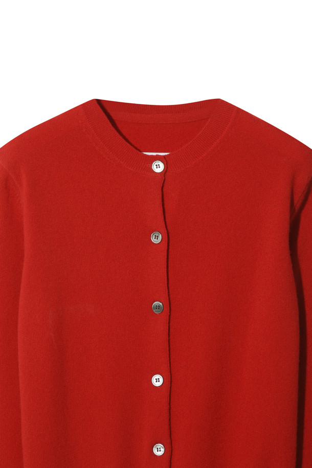 [Re-order] 클래식 버튼 가디건 (레드)는 몽골산 캐시미어 100% 소재로 제작되어 부드러운 촉감을 자랑하며, 가을과 겨울에 따뜻하게 착용할 수 있습니다. 라운드넥 디자인에 레귤러핏으로 제작되어 베이직하고 클래식한 스타일을 연출하며, 버튼 여밈 방식으로 간편하게 착용 가능합니다. 얇은 두께감으로 휴대성이 뛰어나며, 다양한 이너와 레이어드하여 오피스룩, 출근룩, 모임룩 등 TPO에 맞춰 활용할 수 있습니다. 라운드 스웨터와 셋업으로도 연출하여 미니멀한 스타일을 완성할 수 있습니다.
