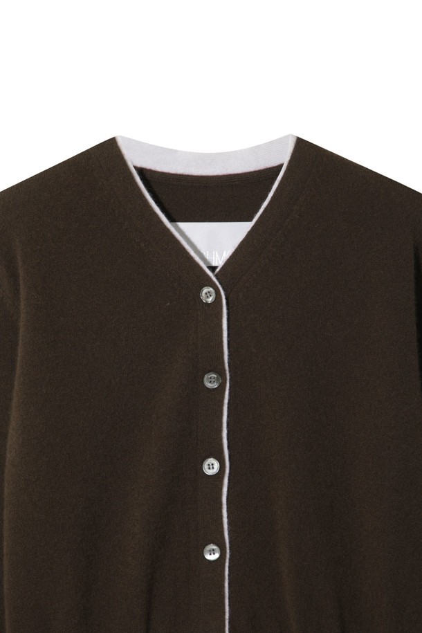 세련된 투톤 배색이 돋보이는 브라운 컬러의 여성 캐시미어 가디건입니다. 몽골산 캐시미어 100% 소재로 제작되어 부드러운 촉감과 뛰어난 보온성을 자랑합니다. V넥 라인과 밑단에 화이트 배색 포인트를 주어 클래식하면서도 세련된 무드를 연출합니다. 레귤러 핏에 얇은 두께감으로 간절기부터 겨울까지 다양하게 활용 가능하며, 버튼 여밈으로 간편하게 착용할 수 있습니다. 데이트룩, 출근룩, 모임룩 등 어떤 TPO에도 잘 어울리는 미니멀 스타일의 가디건입니다.
