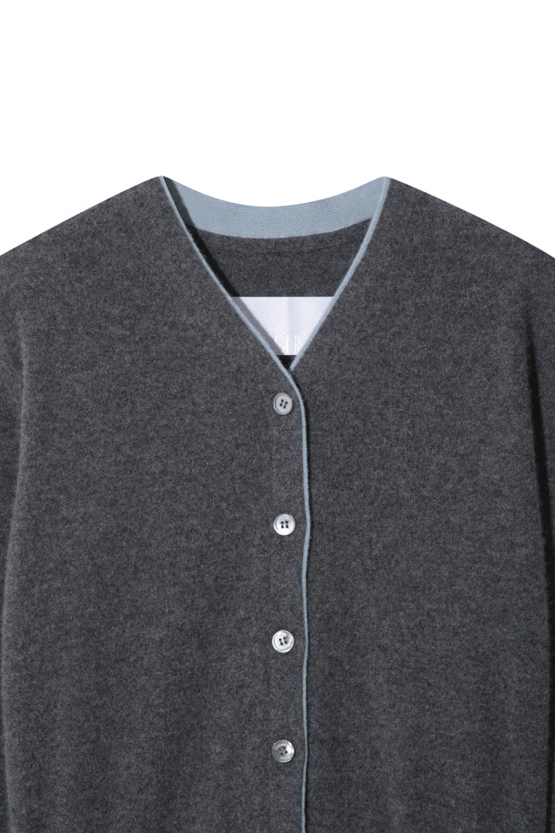 **투톤 가디건 (그레이)**는 부드러운 촉감의 몽골산 캐시미어 100% 소재로 제작되어 가을과 겨울, 따뜻하고 포근하게 착용하기 좋습니다. 미니멀하고 베이직한 디자인으로 출근룩, 모임룩 등 다양한 TPO에 활용할 수 있으며, 레귤러 핏과 긴소매 기장으로 어떤 스타일에도 잘 어울립니다. 넥라인과 밑단의 투톤 컬러 배색이 은은한 포인트를 더하며, 얇은 두께감으로 레이어드하여 더욱 다채로운 스타일링을 연출할 수 있습니다. 가벼운 무게감으로 편안하게 착용 가능하며, 부드러운 캐시미어 소재가 고급스러운 분위기를 선사합니다.
