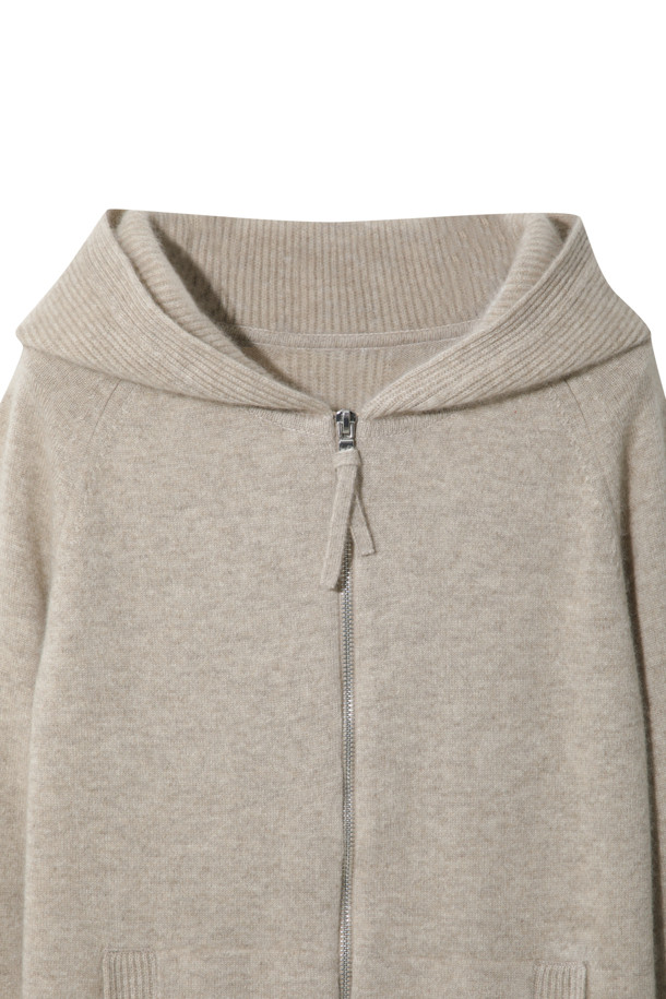 몽골산 캐시미어 100% 소재의 후드 가디건(베이지)입니다. 부드러운 촉감과 보온성을 갖춘 두꺼운 두께감으로 가을, 겨울철 따뜻하게 착용하기 좋습니다. 집업 스타일로 간편하게 입고 벗을 수 있으며, 베이직하고 캐주얼한 무드를 연출합니다. 넉넉한 후드 크기와 소매단 하찌조직 포인트, 브랜드 로고가 각인된 지퍼 디테일이 돋보입니다. 일상룩, 집콕룩, 산책룩 등 다양한 TPO에 캐주얼, 미니멀, 클래식 스타일로 활용하기 좋습니다.
