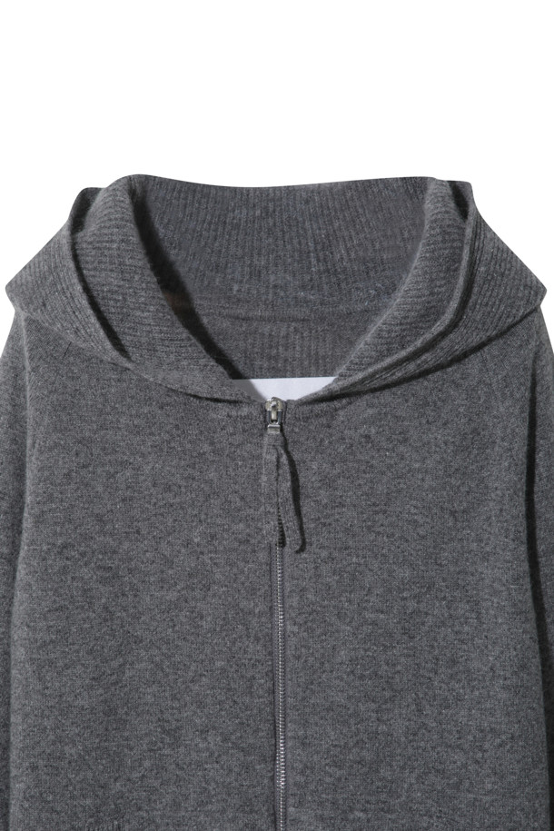 몽골산 캐시미어 100%로 제작되어 부드러운 촉감이 특징인 후드 카디건 (그레이)입니다. 긴 소매와 레귤러 핏으로 편안한 착용감을 선사하며, 두꺼운 두께감으로 가을, 겨울철 보온성을 높였습니다. 넉넉한 후드 크기와 소매단 하찌조직 포인트 디테일이 돋보이며, 브랜드 로고가 각인된 지퍼로 고급스러움을 더했습니다. 집콕룩, 산책룩, 출근룩 등 다양한 TPO에 캐주얼, 미니멀, 클래식 스타일로 활용하기 좋습니다.
