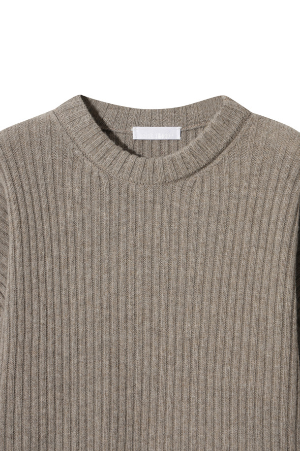 베이지 색상의 청키 스웨터입니다. 캐시미어와 울 혼방 소재로 제작되어 부드럽고 포근한 착용감을 선사합니다. 롱 기장의 루즈핏으로 편안하게 착용 가능하며, 와이드 소매단과 앞뒤 기장 차이, 둥근 밑단으로 포인트를 더했습니다. 케이블 패턴이 돋보이며, 라운드넥과 긴 소매 디자인으로 가을, 겨울철 데일리룩과 집콕룩, 미니멀, 캐주얼, 클래식 스타일 모두 소화 가능합니다. 체형 커버에도 효과적입니다.