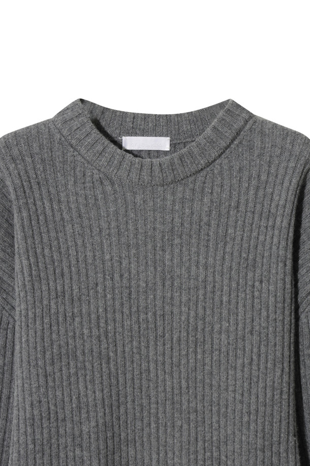 캐시미어와 양모 혼방으로 제작되어 부드러운 촉감을 자랑하는 그레이 컬러의 청키 스웨터입니다. 
라운드넥 디자인에 루즈핏으로 편안하게 착용 가능하며, 가을 겨울 시즌 데일리룩, 집콕룩, 카페룩 등 다양한 TPO에 활용하기 좋습니다. 
케이블 패턴과 와이드한 소매단, 둥근 밑단이 특징이며, 앞뒤 기장 차이로 포인트를 더했습니다. 
두꺼운 두께감으로 따뜻함을 유지하며, 베이직하면서도 캐주얼하고 클래식한 스타일을 연출합니다. 
긴 소매 기장으로 포근함을 더해 겨울철 필수 아이템으로 활용하기 좋습니다.