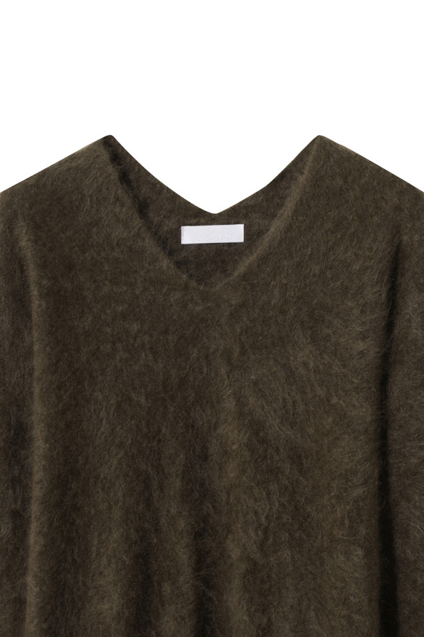 부드러운 촉감의 헤어리 캐시미어 스웨터 (브라운)입니다. 두꺼운 두께감으로 가을, 겨울 시즌 따뜻하게 착용할 수 있으며, 루즈핏과 브이넥 디자인으로 편안하면서도 세련된 스타일을 연출합니다. 베이직한 무드의 무지 디자인은 클래식, 미니멀, 캐주얼 등 다양한 스타일과 쉽게 매치할 수 있습니다. 브러싱 처리와 기모감으로 풍성한 텍스처를 더해 포근한 느낌을 선사하며, 겨울 데일리룩, 집콕룩, 카페룩 등 폭넓게 활용할 수 있습니다. 긴 소매 기장의 여성 니트/스웨터입니다.
