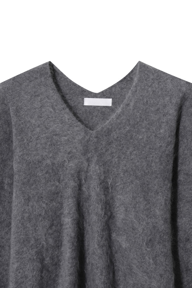 다크 그레이 컬러의 헤어리 캐시미어 스웨터입니다. 브러싱 처리된 텍스처로 고급스러운 외관과 부드러운 촉감을 선사하며, 두꺼운 두께감으로 겨울철에도 따뜻하게 착용 가능합니다. 루즈핏과 브이넥 디자인으로 편안하면서도 세련된 스타일을 연출하며, 베이직하고 클래식한 무드로 다양한 룩에 활용하기 좋습니다. 캐시미어 소재 특유의 포근함과 기모감으로 민감한 피부에도 자극 없이 데일리룩, 모임룩, 카페룩 등 다방면으로 활용 가능합니다.

