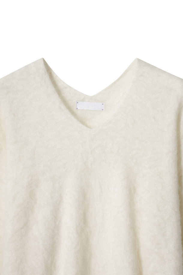 아이보리 컬러의 헤어리 캐시미어 스웨터입니다. 부드러운 촉감의 캐시미어 소재와 브러싱 처리, 기모감으로 포근하고 풍성한 텍스처를 선사합니다. 여유로운 핏과 브이넥 디자인으로 편안하면서도 세련된 스타일을 연출할 수 있습니다. 가을, 겨울 시즌에 어울리는 두꺼운 두께감과 긴 소매 기장으로 따뜻하게 착용 가능하며, 출근룩과 모임룩, 클래식, 미니멀 스타일 모두 소화 가능한 베이직 아이템입니다.
