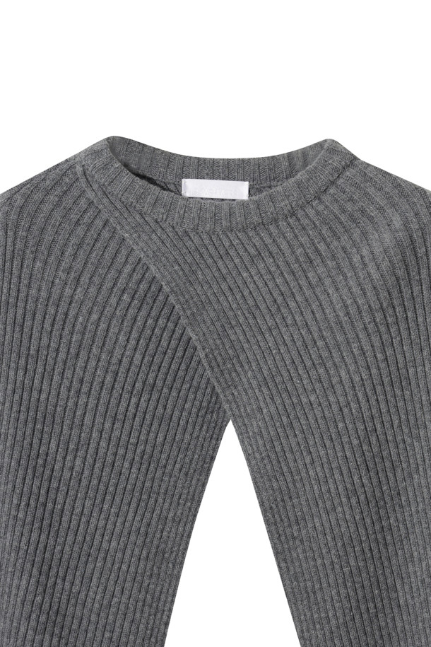 와이드 슬리브 볼레로 (그레이)는 캐시미어와 울 혼방 소재로 제작되어 부드러운 촉감과 두꺼운 두께감으로 가을, 겨울 시즌에 따뜻하게 착용하기 좋습니다. 루즈핏의 라운드넥 디자인에 와이드 슬리브, 사선 디테일, 짧은 기장이 더해져 미니멀하면서도 세련된 무드를 연출합니다. 무지 디자인으로 어떤 옷에도 쉽게 매치할 수 있으며, 탄탄한 짜임으로 레이어드하여 다양한 스타일을 연출할 수 있습니다. 데일리룩, 모임룩, 카페룩 등 TPO에 구애받지 않고 미니멀, 클래식, 캐주얼 스타일을 모두 소화할 수 있는 활용도 높은 아이템입니다.
