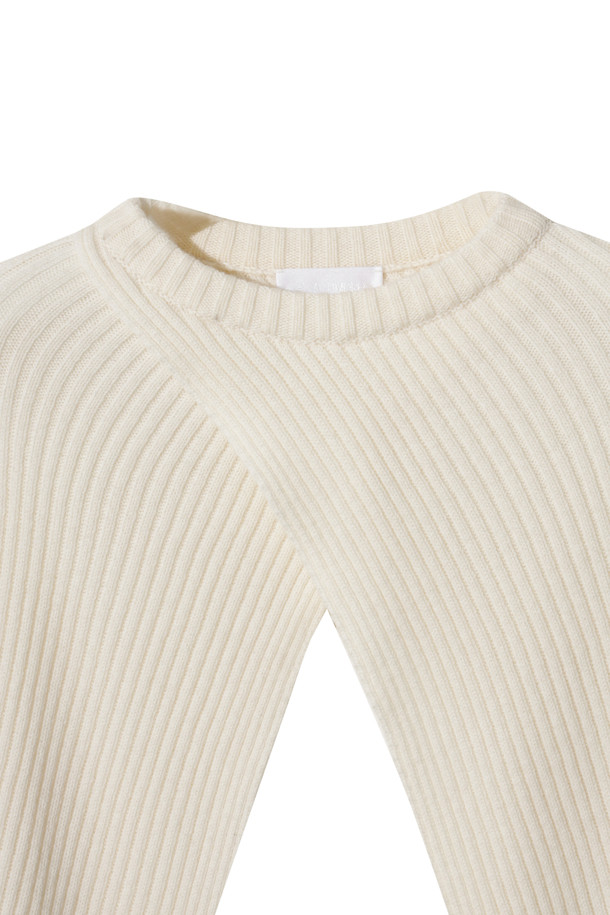 아이보리 와이드 슬리브 볼레로입니다. 캐시미어와 울 혼방 소재로 제작되어 부드러운 촉감과 따뜻함을 선사하며, 가을, 겨울 시즌에 착용하기 좋습니다. 라운드넥에 루즈핏 디자인으로 편안하면서도 엘레강스한 무드를 연출합니다. 와이드 슬리브와 사선 디테일이 돋보이며, 크롭 기장으로 다양한 스타일링에 활용할 수 있습니다. 데이트룩, 모임룩, 출근룩 등 TPO에 맞춰 클래식, 미니멀, 시크한 스타일을 연출해보세요.
