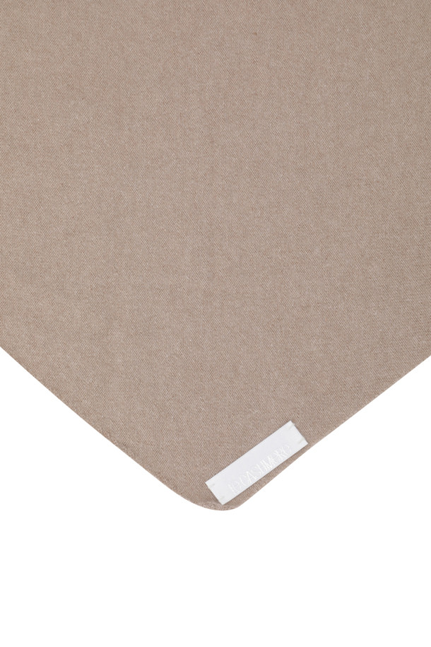 베이지 색상의 Triangle 머플러입니다. 몽골산 캐시미어 100% 소재로 제작되어 부드러운 촉감과 뛰어난 보온성을 제공하며, 가을, 겨울철에 착용하기 좋습니다. 얇은 두께로 휴대성이 용이하며, 숄 스타일로도 연출할 수 있습니다. 베이직한 디자인과 무지 패턴으로 다양한 스타일의 의상에 두루 잘 어울립니다. 넉넉한 사이즈로 포근하게 감싸주어 따뜻함을 더해줍니다.
