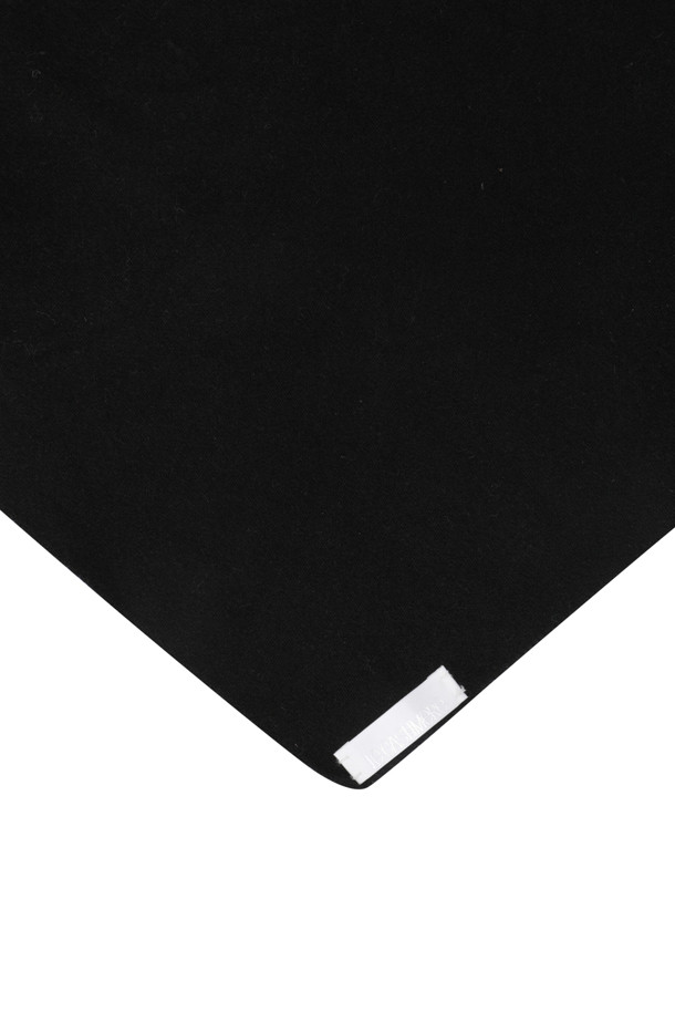 몽골산 캐시미어 100%로 제작된 Triangle 머플러(블랙)입니다. 가을, 겨울철 보온성을 책임지는 부드러운 촉감의 얇은 두께로, 숄처럼 활용 가능한 넉넉한 사이즈가 특징입니다. 베이직한 디자인과 무지 패턴은 클래식, 미니멀, 캐주얼 등 다양한 스타일 연출에 용이하며, 출근룩과 모임룩에 모두 잘 어울립니다. 가볍게 걸쳐 포근함을 더해보세요.
