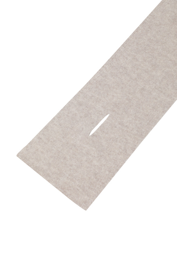 캐시미어 쁘띠 머플러 (라이트 베이지)는 가을과 겨울, 미니멀하고 클래식한 스타일을 연출하기에 적합합니다. 부드러운 캐시미어 소재에 도톰한 두께감으로 보온성을 높였으며, 이중직으로 제작되어 탄탄한 내구성을 자랑합니다. 숏한 기장감과 홀 트임 디자인으로 휴대성이 뛰어나며, 출근룩이나 모임룩에 포인트를 더할 수 있습니다. 무지 디자인의 라이트 베이지 컬러는 어떤 옷에도 잘 어울려 데일리 머플러로 활용하기 좋습니다. 
