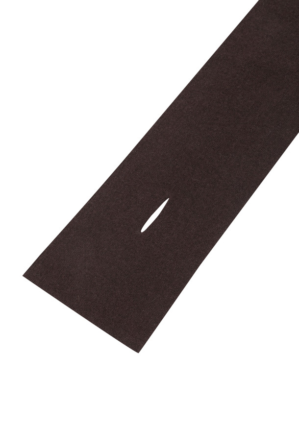 캐시미어 쁘띠 머플러 (브라운)는 부드러운 촉감과 뛰어난 보온성을 제공하는 겨울철 필수 아이템입니다. 이중직 편직으로 제작되어 두꺼우면서도 포근하며, 숏한 기장감과 홀 트임 디자인으로 세련된 스타일을 연출합니다. 출근룩과 모임룩에 미니멀하고 클래식한, 혹은 캐주얼한 무드를 더해주는 활용도 높은 머플러입니다. 무지 디자인으로 어떤 스타일에도 잘 어울리며, 휴대성이 높아 언제 어디서든 따뜻함을 유지할 수 있습니다. 가을, 겨울 시즌 데일리 머플러로 추천합니다.
