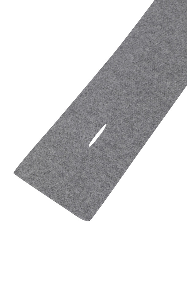 캐시미어 쁘띠 머플러 (그레이)는 부드러운 촉감의 캐시미어 소재로 제작되어 가을, 겨울철 보온성을 높여주는 머플러입니다. 미니멀한 스타일과 무지의 디자인으로 다양한 룩에 매치하기 용이하며, 남녀 공용으로 착용 가능합니다. 두꺼운 두께감의 이중직 편직으로 제작되었으며, 숏한 기장감과 홀 트임 디자인으로 포인트를 더했습니다. 작고 가벼워 휴대성이 뛰어나며, 일상에서 데일리하게 활용하기 좋습니다.
