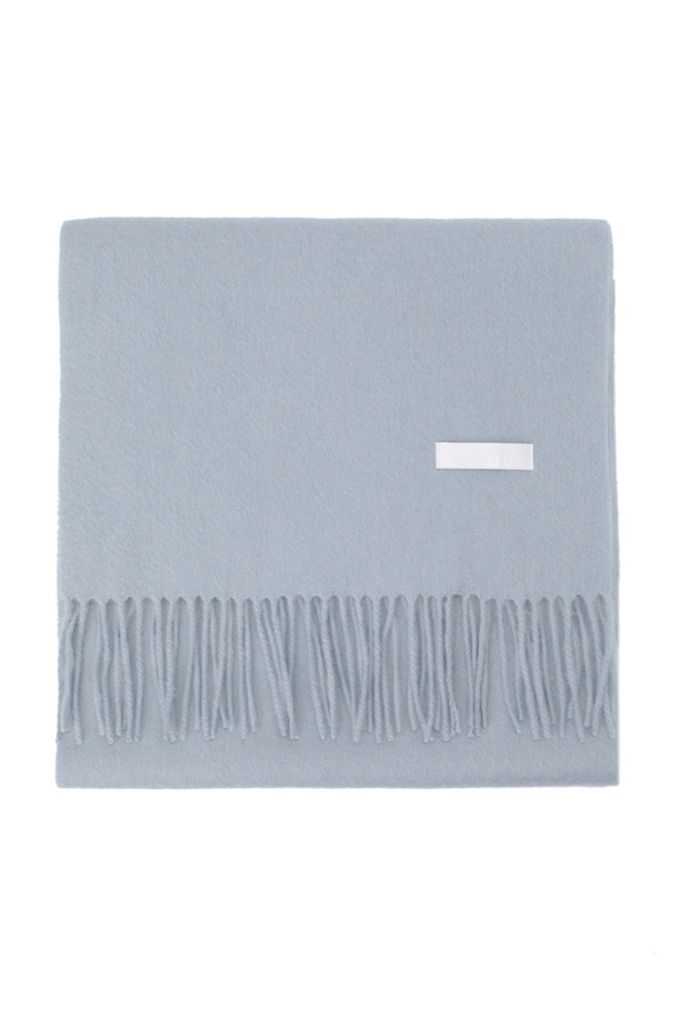 [Re-order] 캐시미어 클래식 머플러 (블루)는 남녀 모두 착용 가능한 머플러/스카프입니다. 부드러운 캐시미어 소재로 제작되어 겨울철 보온성을 높여주며, 164cm의 넉넉한 기장과 지블링 기법으로 고급스러움을 더했습니다. 무지 디자인에 프린지 장식이 더해져 클래식하면서도 모던한 스타일을 연출하며, 출근룩, 모임룩, 데이트룩 등 다양한 TPO에 활용하기 좋습니다. 가벼운 무게감으로 편안한 착용감을 선사하는 이 머플러는 미니멀, 시크 스타일에 잘 어울립니다.
