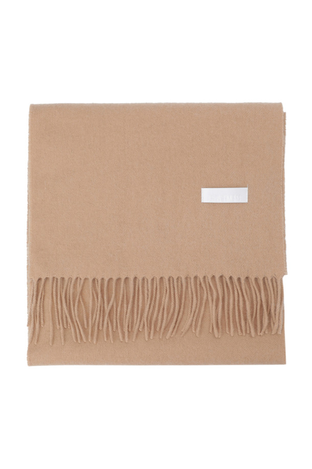 캐시미어 클래식 머플러 (Camel)는 부드러운 촉감과 뛰어난 보온성을 자랑하는 겨울철 필수 아이템입니다. 지블링 기법으로 제작되어 은은한 광택과 고급스러움을 더했으며, 164cm의 넉넉한 기장으로 다양한 스타일 연출이 가능합니다. 클래식하고 모던한 디자인으로 남녀 모두에게 잘 어울리며, 겨울 데일리룩에 따뜻함과 세련됨을 더해줍니다. 부드러운 캐시미어 소재는 편안한 착용감을 선사합니다.
