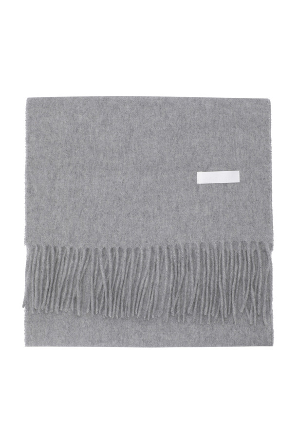 캐시미어 클래식 머플러 (그레이)는 부드러운 촉감과 가벼운 무게감으로 편안한 착용감을 선사합니다. 얇은 두께감으로 겨울철 보온성을 유지하며, 164cm의 넉넉한 기장감과 프린지 디자인으로 포인트를 더했습니다. 지블링 기법을 적용하여 고급스러운 외관을 자랑하며, 클래식하고 모던한 스타일을 연출할 수 있습니다. 겨울 데일리룩, 모임룩에 톤온톤 코디로 미니멀하게 스타일링하기 좋습니다.
