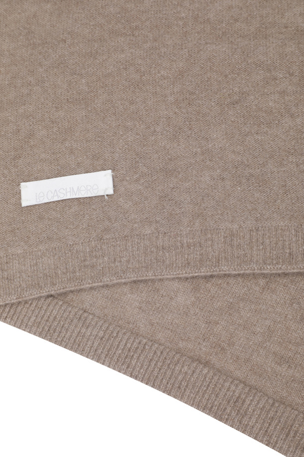 몽골산 캐시미어 100% 소재의 베이지색 캐시미어 와이드 숄입니다. 가을, 겨울 시즌에 어울리는 부드러운 촉감과 얇은 두께로 제작되어, 일상과 여행 시 가볍게 착용하기 좋습니다. 70cm x 200cm의 넉넉한 사이즈로 다양한 스타일 연출이 가능하며, 휴대성이 뛰어나 실용적입니다. 베이직하고 클래식한 디자인으로 유행을 타지 않고 오래도록 활용할 수 있으며, 여행룩과 휴가룩, 미니멀하고 클래식한 스타일을 즐기는 분들께 추천합니다.
