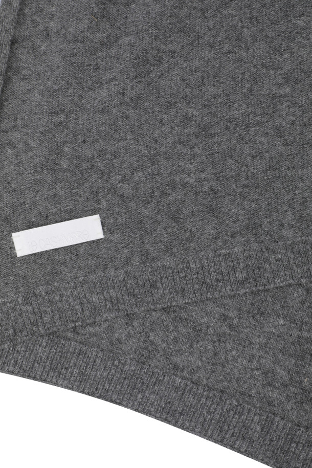 몽골산 캐시미어 100% 소재의 캐시미어 와이드 숄 (그레이)입니다. 가을, 겨울 시즌에 어울리는 부드러운 촉감과 얇은 두께로 제작되어, 가볍게 걸치기 좋습니다. 베이직하고 클래식한 디자인으로 여행룩, 휴가룩과 미니멀한 스타일을 연출하기 좋습니다. 70cm x 200cm의 넉넉한 사이즈로 담요, 숄, 머플러 등 다용도로 활용 가능하며, 휴대성이 뛰어나 실용적입니다.
