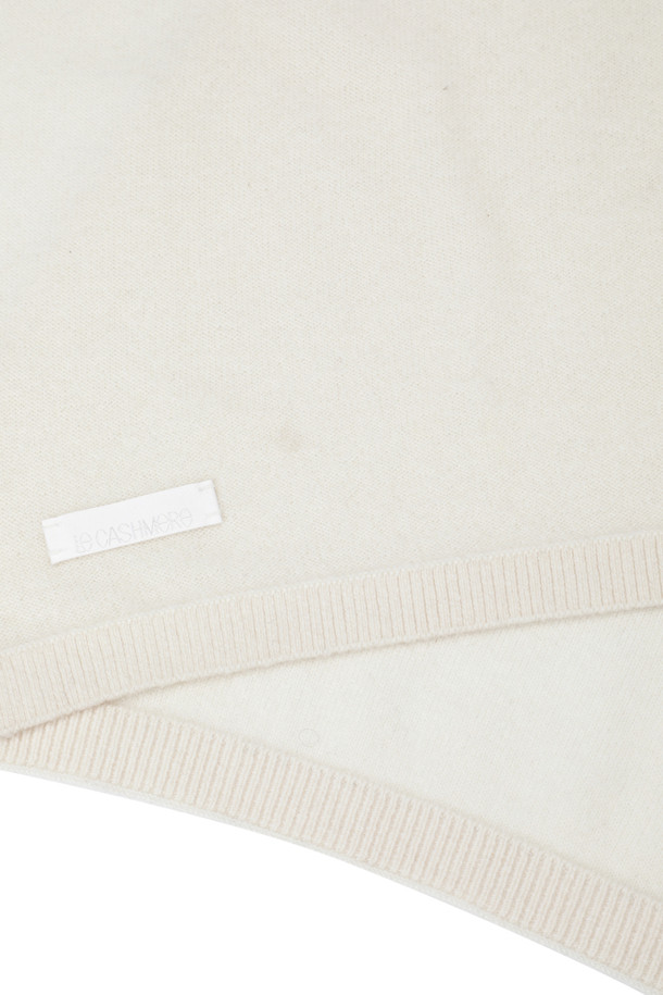 아이보리 컬러의 캐시미어 와이드 숄입니다. 몽골산 캐시미어 100%로 제작되어 부드러운 촉감과 얇지만 뛰어난 보온성을 자랑합니다. 가을, 겨울철 일상룩과 여행룩에 클래식하고 미니멀한 스타일을 더해줍니다. 넓은 폭으로 담요, 숄, 머플러 등 다용도로 활용 가능하며, 가벼운 무게감과 휴대성이 뛰어나 실용적입니다. 민감한 피부에도 자극 없이 편안하게 착용할 수 있습니다.
