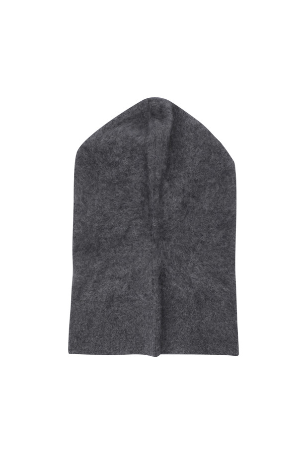 Hairy 캐시미어 바라클라바 (다크 그레이)는 겨울과 가을, 포근함과 스타일을 동시에 원하는 당신을 위한 아이템입니다. 부드러운 캐시미어 소재와 브러싱 처리로 풍성한 텍스처를 선사하며, 두꺼운 두께감으로 뛰어난 보온성을 자랑합니다. 딥한 다크 그레이 컬러와 무지 디자인은 클래식, 미니멀, 캐주얼 등 어떤 스타일에도 자연스럽게 어울립니다. 스트링 디테일로 사이즈 조절이 용이하며, 넥워머로도 활용 가능하여 실용성을 더했습니다. 쌀쌀한 날씨, 데일리룩, 산책룩, 여행룩에 따뜻함과 세련됨을 더해보세요.
