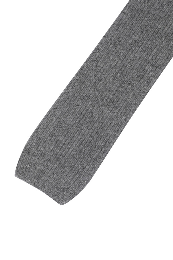 캐시미어 바라클라바 (그레이)는 몽골산 캐시미어 100% 소재로 제작되어 부드러운 촉감과 뛰어난 보온성을 제공합니다. 겨울철 일상에서 착용하기 좋으며, 미니멀, 클래식, 캐주얼 스타일 모두 소화 가능합니다. 얇은 두께감과 가벼운 무게로 휴대성이 뛰어나며 머플러 스타일로도 연출할 수 있습니다. 이마를 충분히 덮는 후드 크기로 한겨울 추위에도 포근함을 선사합니다. 립조직 짜임으로 은은한 멋을 더한 바라클라바입니다.
