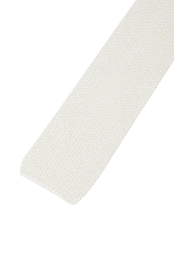 아이보리 색상의 캐시미어 바라클라바입니다. 부드러운 촉감의 캐시미어 소재로 제작되어 겨울철 보온에 효과적이며, 얇은 두께로 답답함 없이 착용할 수 있습니다. 립조직 디테일로 포인트를 더했으며, 머플러 스타일과 후드 스타일로 다양하게 연출이 가능합니다. 미니멀, 클래식, 캐주얼 등 다양한 스타일과 매치하기 좋으며, 휴대성이 뛰어나 언제 어디서든 따뜻함을 더할 수 있습니다.
