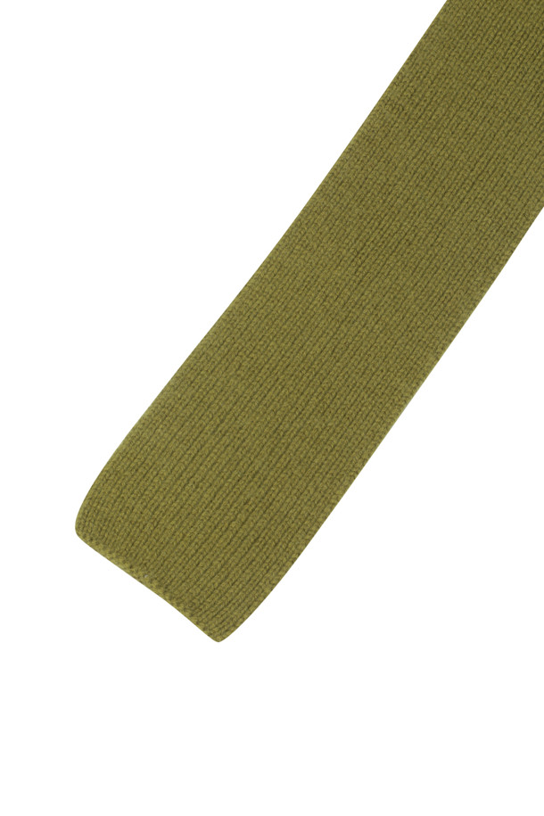 캐시미어 바라클라바 (올리브)는 겨울철 추위로부터 당신을 따뜻하게 보호해 줄 필수 아이템입니다. 부드러운 캐시미어 소재와 깊은 모자 깊이, 두꺼운 두께감으로 뛰어난 보온성을 제공하며, 립조직 편직으로 고급스러운 질감을 더했습니다. 머플러처럼 연출하여 다양한 스타일을 연출할 수 있으며, 이마를 가리는 후드 디자인으로 더욱 포근한 착용감을 선사합니다. 무지 디자인에 올리브 컬러로 어떤 스타일에도 쉽게 매치할 수 있으며, 가볍고 휴대성이 높아 겨울철 데일리 아이템으로 손색없습니다.
