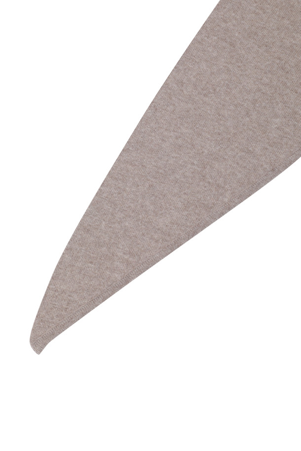 따뜻하고 포근한 분위기를 연출하는 후드 케이프 (브라운)입니다. 양모와 캐시미어 혼방의 부드러운 촉감과 두꺼운 두께감으로 가을, 겨울철 따뜻하게 몸을 감싸줍니다. 이중직 소재와 톤온톤 배색, 숄더라인 케이프 디자인이 모던하면서도 우아한 스타일을 완성합니다. 모임룩, 출근룩 등 다양한 TPO에 활용 가능하며, 클래식, 미니멀, 시크한 스타일을 연출하기 좋습니다. 깊은 모자 깊이의 후드로 보온성을 더했습니다.
