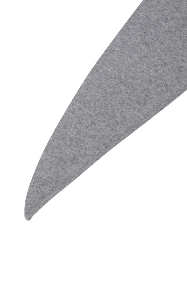 다크 그레이 후드 케이프는 여성스러운 매력을 더하는 아우터입니다. 양모와 캐시미어 혼방 소재로 제작되어 부드러운 촉감과 뛰어난 보온성을 자랑하며, 롱 기장에 루즈핏으로 편안하게 착용 가능합니다. 후드 디자인과 숄더 케이프 디테일이 돋보이며, 오픈 방식으로 간편하게 스타일링할 수 있습니다. 가을, 겨울철 출근룩 또는 모임룩에 클래식하면서도 모던한 스타일을 연출해보세요. 
