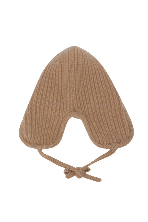 캐시미어 이어플랩 (카멜)은 부드러운 촉감의 몽골산 캐시미어 100%로 제작되어 뛰어난 보온성을 자랑하는 겨울철 필수 아이템입니다. 볼드한 골지 짜임과 턱선까지 내려오는 디자인으로 클래식, 미니멀, 캐주얼 등 다양한 스타일 연출에 용이합니다. 앞부분 접힘 디테일과 귀를 덮는 깊이로 디자인되어 따뜻함과 스타일을 동시에 잡았습니다. 차분하고 세련된 카멜 컬러는 어떤 룩에도 자연스럽게 어울립니다. 추운 겨울, 캐시미어 이어플랩 (카멜)으로 따뜻하고 멋스럽게 스타일을 완성하세요.
