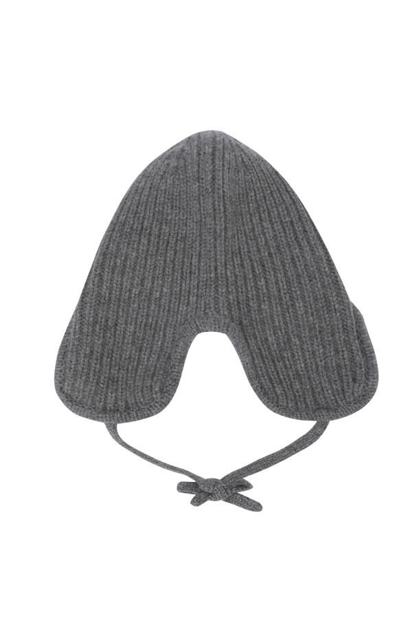 캐시미어 이어플랩 (그레이)는 부드러운 촉감과 두꺼운 두께로 따뜻함을 선사하는 겨울철 필수 아이템입니다. 귀를 완전히 덮는 디자인과 턱선까지 내려오는 길이로 보온성을 극대화하며, 앞부분 접힘 디테일이 돋보입니다. 골지 패턴과 스트링 장식이 클래식하면서도 미니멀한 스타일을 연출하여 다양한 캐주얼 룩에 매치하기 좋습니다. 공용으로 착용 가능한 디자인으로, 추운 날씨에도 스타일리시함을 잃지 않도록 도와줍니다.
