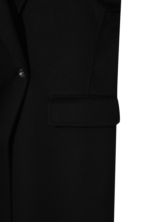 캐시미어 핸드메이드 코트 (블랙)는 가을과 겨울, 당신의 스타일을 완성해 줄 여성용 아우터입니다. 부드러운 촉감과 고급스러운 광택이 돋보이는 캐시미어 소재로 제작되었으며, 보온성이 뛰어나 추운 날씨에도 따뜻하게 착용할 수 있습니다. 베이직하고 클래식한 디자인으로 출근룩, 오피스룩, 모임룩 등 다양한 TPO에 활용 가능하며, 싱글 버튼 여밈과 레귤러핏으로 세련된 실루엣을 연출합니다. 카라와 포켓 디테일이 돋보이며, 내구성이 뛰어나 오랫동안 변함없이 즐겨 입을 수 있습니다.
