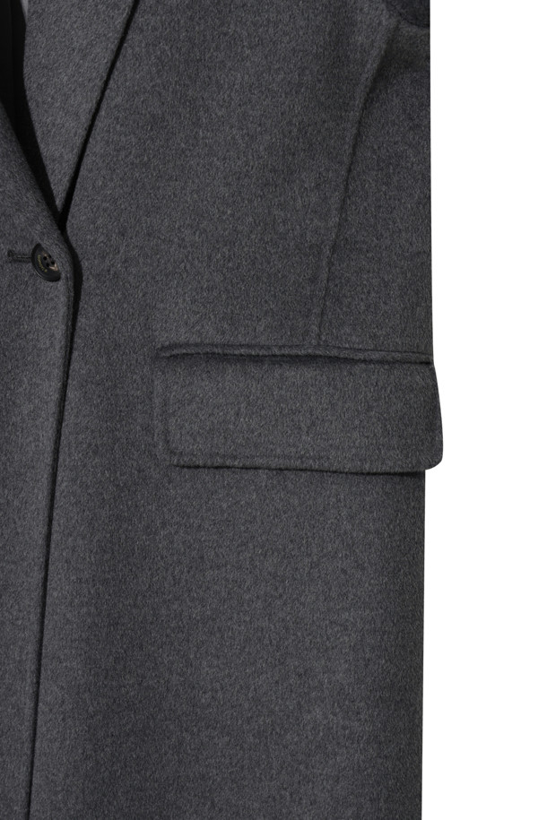 캐시미어 핸드메이드 코트 (그레이)는 가을과 겨울, 일상에서 세련된 스타일을 연출하는 여성용 코트입니다. 부드러운 촉감의 캐시미어 소재로 제작되어 고급스러운 외관과 가벼운 착용감, 뛰어난 보온성을 자랑합니다. 레귤러 핏에 싱글 버튼 여밈 방식, 무지 디자인으로 미니멀하고 베이직한 스타일을 완성합니다. 오피스룩, 출근룩, 모임룩 등 다양한 TPO에 활용 가능하며, 클래식, 미니멀, 시크한 무드를 연출합니다. 포켓과 카라 디테일이 돋보이는 핸드메이드 코트로, 당신의 겨울 스타일을 더욱 돋보이게 해 줄 것입니다.
