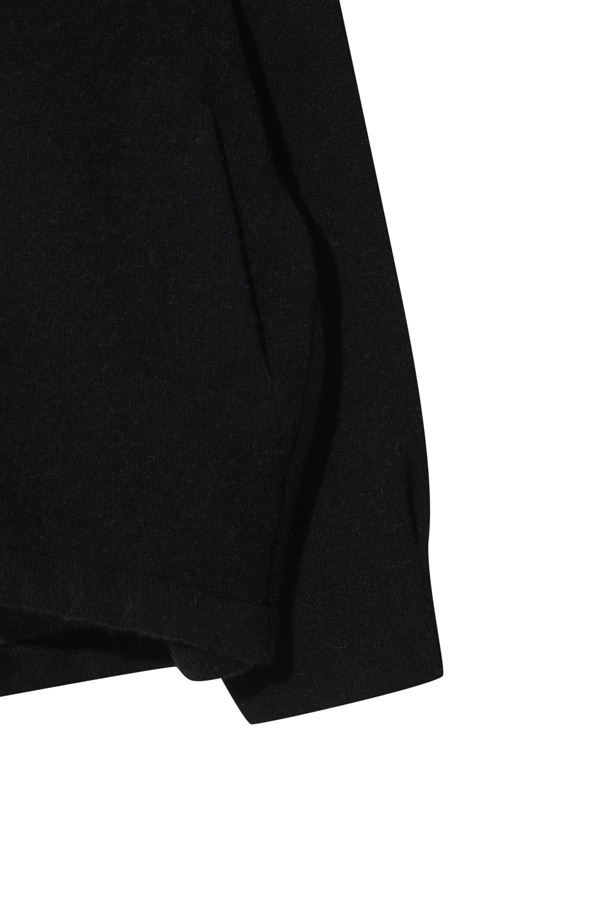 블랙 컬러의 더블페이스 재킷으로, 가을과 겨울 시즌에 당신의 스타일을 완성해 줄 여성용 아우터입니다. 울과 캐시미어 혼방 소재로 제작되어 부드러운 촉감과 뛰어난 보온성을 제공하며, 두꺼운 두께감으로 포근하게 착용할 수 있습니다. 미니멀하고 베이직한 디자인으로 출근룩, 모임룩 등 다양한 TPO에 활용 가능하며, 오버핏 실루엣과 큼직한 후드, 밑단 스토퍼, 동그란 소매 라인이 특징입니다. 집업과 스냅 버튼 여밈 방식으로 편안하게 착용할 수 있으며, 크롭 기장으로 세련된 스타일을 연출합니다.
