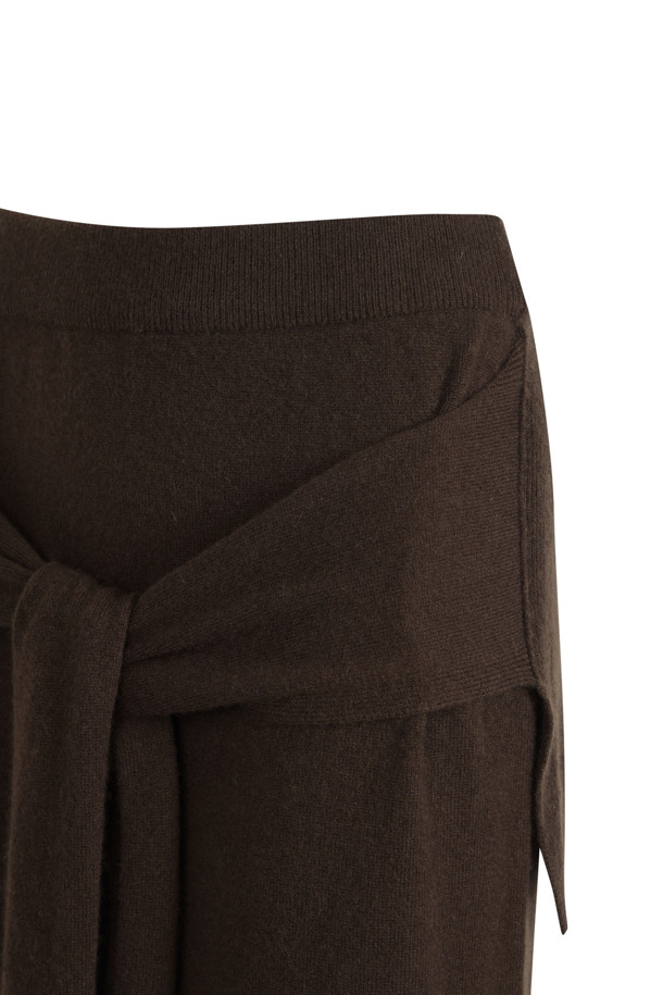 몽골산 캐시미어 100% 소재의 Tie-waist 스커트(브라운)입니다. H라인 핏으로 미니멀하고 클래식한 분위기를 연출하며, 부드러운 촉감과 두꺼운 두께로 겨울철에도 따뜻하게 착용할 수 있습니다. 랩 스타일의 디자인에 스카프 패널과 매듭 디테일이 더해져 세련된 포인트를 줍니다. 뒷트임이 있어 활동성을 높였으며, 오피스룩, 모임룩, 데이트룩 등 다양한 TPO에 활용 가능합니다. 시크한 스타일을 선호하는 여성분들께 추천합니다.
