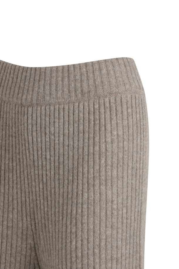 캐시미어와 울 혼방 소재로 부드러운 촉감이 돋보이는 "청키 와이드 팬츠" 베이지 컬러입니다. 탄탄한 골지 짜임과 루즈핏으로 편안하면서도 고급스러운 실루엣을 연출합니다. 와이드 핏에 두꺼운 두께감으로 가을, 겨울 시즌 따뜻하게 착용할 수 있으며, 밴딩 처리로 체형에 구애 없이 편안하게 즐길 수 있습니다. 데일리룩, 집콕룩, 라운지웨어 등 다양한 TPO에 활용 가능하며, 클래식, 미니멀, 캐주얼 스타일 모두 소화 가능한 베이직 아이템입니다.
