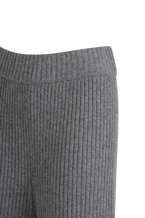 Chunky Wide Pants (Grey)는 부드러운 촉감의 울 캐시미어 혼방 소재로 제작되어 가을과 겨울, 데일리 및 라운지웨어로 활용하기 좋은 여성용 니트 팬츠입니다. 톤 다운된 그레이 컬러의 무지 디자인으로 베이직하고 캐주얼한 스타일을 연출하며, 넉넉한 루즈핏 와이드 실루엣이 특징입니다. 밀도 있는 짜임과 탄탄한 편직으로 두꺼운 두께감을 자랑하며, 집콕룩이나 겨울 데일리룩에 편안함과 스타일을 더합니다. 청키 스웨터와 셋업으로 착용하여 더욱 완성도 높은 룩을 연출할 수 있습니다. 밴딩 처리로 편안한 착용감을 제공합니다.
