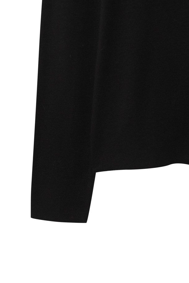 [Re-order] 베이스 레이어 라운드 (블랙)는 사계절 활용 가능한 공용 베이스 레이어입니다. 슬림핏으로 제작되었으며, 라운드넥과 긴소매 디자인으로 일상, 출근룩, 미니멀, 클래식, 캐주얼 스타일 모두에 잘 어울립니다. 라이오셀, 울, 폴리우레탄 혼방 소재로 제작되어 얇지만 보온 및 신축성을 제공하며, 부드러운 촉감을 자랑합니다. 레이어드하여 다양한 스타일 연출이 가능하며, 무지 디자인으로 어떤 옷에도 쉽게 매치할 수 있습니다.
