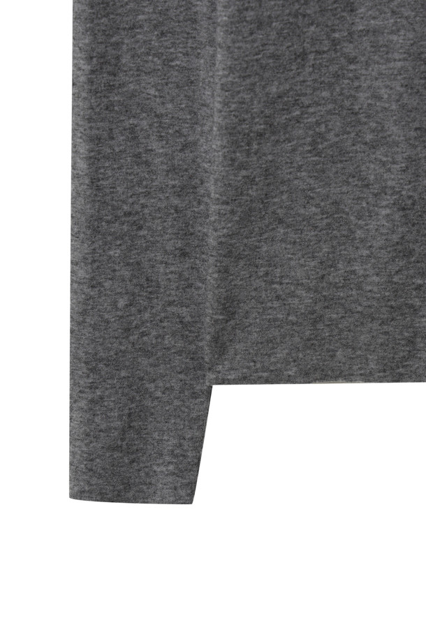 [Re-order] 베이스 레이어 라운드 (그레이)는 부드러운 촉감의 슬림핏 긴소매 베이스 레이어입니다. 라이오셀, 울, 폴리우레탄 혼방 소재로 제작되어 봄, 가을, 겨울 시즌에 보온성을 제공합니다. 라운드넥 디자인의 무지 스타일로, 일상복뿐만 아니라 출근룩, 여행룩 등 다양한 TPO에 활용 가능합니다. 미니멀, 클래식, 캐주얼 스타일을 즐기는 분들께 적합하며, 레이어드하여 더욱 폭넓게 활용할 수 있습니다.
