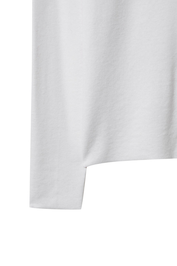 [Re-order] 베이스 레이어 라운드 (화이트)는 미니멀하고 클래식한 스타일을 추구하는 분들을 위한 사계절용 베이스 레이어입니다. 라이오셀, 울, 폴리우레탄 혼방 소재로 제작되어 부드러운 촉감과 슬림핏을 제공하며, 보온성과 신축성이 뛰어납니다. 라운드넥, 긴소매 디자인에 얇은 두께로 제작되어 레이어드하여 다양한 스타일을 연출할 수 있습니다. 무지 디자인의 화이트 컬러로 어떤 옷에도 매치하기 용이하며, 일상에서 편안하게 착용하기 좋습니다.
