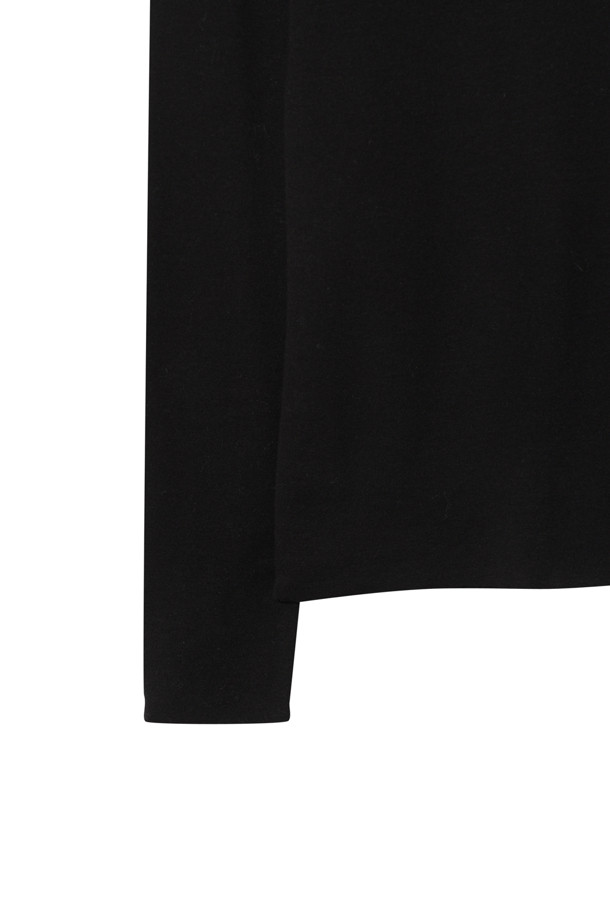 [Re-order] 베이스 레이어 터틀넥 (블랙)은 부드러운 촉감과 보온성을 갖춘 여성용 터틀넥입니다. 라이오셀, 울, 폴리우레탄 혼방 소재로 제작되어 얇지만 따뜻하게 착용할 수 있습니다. 베이직한 스타일과 레귤러 핏으로 어떤 옷에도 레이어드하기 좋으며, 겨울철 데일리룩에 활용하기 좋습니다. 블랙 컬러의 무지 디자인으로 미니멀하고 클래식한 분위기를 연출합니다. 긴 소매 기장의 터틀넥으로, 추운 날씨에도 따뜻하고 편안하게 스타일을 완성할 수 있습니다.
