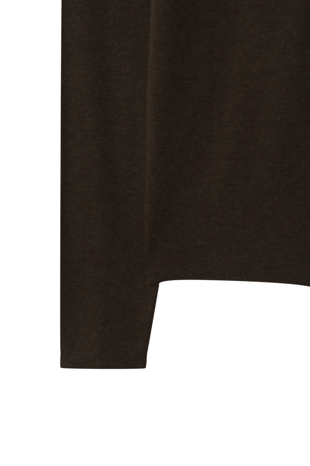 부드러운 촉감의 베이스 레이어 터틀넥 (브라운)입니다. 라이오셀, 울, 폴리우레탄 혼방 소재로 제작되어 얇지만 뛰어난 보온성을 제공합니다. 겨울철 데일리룩 또는 집콕룩에 활용하기 좋으며, 미니멀, 클래식, 캐주얼 등 다양한 스타일 연출에 용이합니다. 레귤러핏으로 편안하게 착용 가능하며, 레이어드하여 더욱 따뜻하게 입을 수 있습니다.
