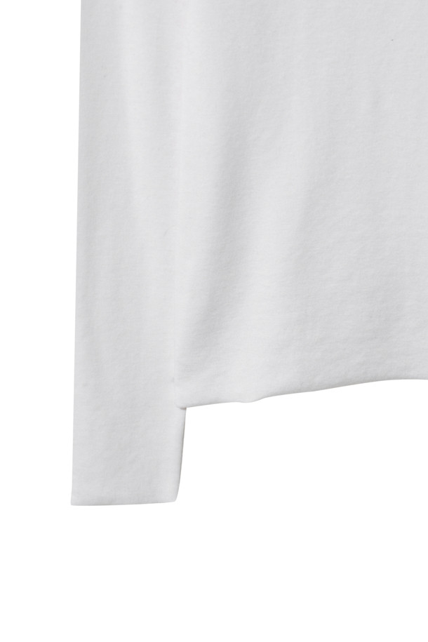 베이스 레이어 터틀넥 (화이트)는 겨울철 데일리룩과 출근룩에 활용하기 좋은 베이직 스타일의 터틀넥입니다. 라이오셀, 울, 폴리우레탄 혼방 소재로 제작되어 부드러운 촉감과 뛰어난 보온성을 제공합니다. 깔끔한 무지 디자인과 긴 소매 기장으로 다양한 스타일의 레이어드 연출이 가능합니다. 미니멀, 클래식, 캐주얼 등 어떤 스타일에도 잘 어울리는 활용도 높은 아이템입니다. 겨울철 따뜻하고 포근하게 몸을 감싸주는 베이스 레이어 터틀넥을 만나보세요.
