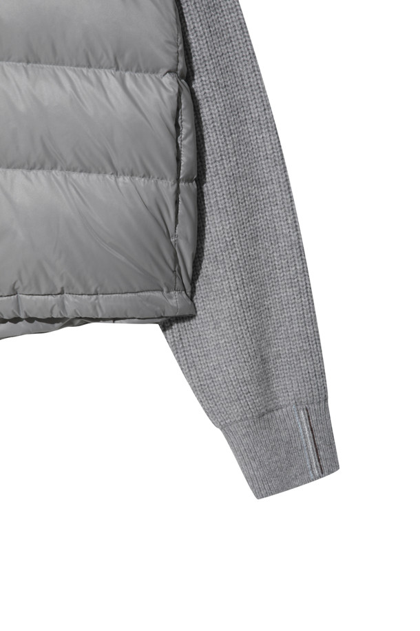 라이트 그레이 컬러의 캐시미어 점퍼는 여성 고객을 위한 겨울철 필수 아이템입니다. 미니멀하고 클래식한 스타일로, 출근룩과 모임룩에 모두 잘 어울립니다. 부드러운 촉감의 캐시미어, 나일론 혼방 소재에 두꺼운 두께감으로 따뜻함을 선사하며, 긴 소매와 레귤러핏으로 편안한 착용감을 제공합니다. 후드와 밑단 스토퍼 조절이 가능하며, 구스다운 충전재(솜털 80%, 깃털 20%)와 나일론 안감으로 보온성을 높였습니다. 
