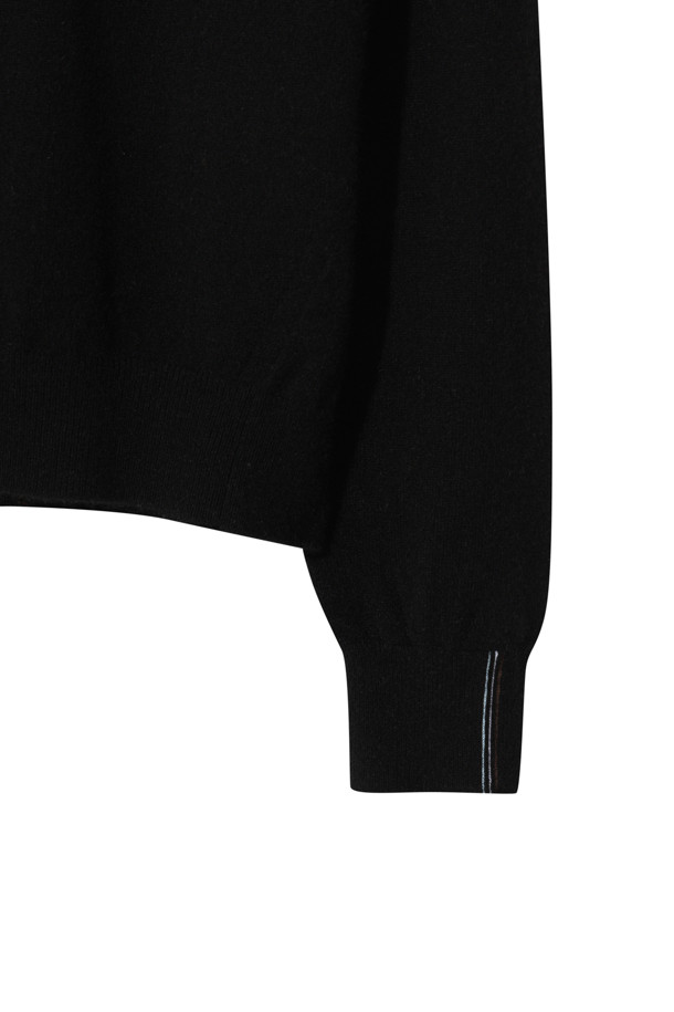 몽골산 캐시미어 100% 소재의 클래식 라운드 스웨터 (블랙)입니다. 부드러운 촉감과 가벼운 무게감이 특징이며, 높은 보온성을 제공하여 겨울철 따뜻하게 착용할 수 있습니다. 레귤러 핏에 라운드넥 디자인으로, 오피스룩, 출근룩, 모임룩 등 다양한 TPO에 활용 가능합니다. 앞 단 사선 스티치와 립조직 소매단 디테일이 돋보이며, 미니멀하고 세련된 스타일을 연출합니다. 베이직한 디자인으로 유행을 타지 않고 오랫동안 즐겨 입을 수 있는 아이템입니다.
