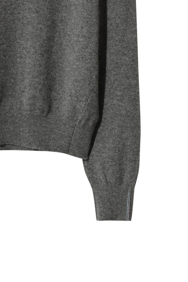 클래식 라운드 스웨터 (그레이)는 부드러운 촉감과 뛰어난 보온성을 자랑하는 여성용 겨울 스웨터입니다. 몽골산 캐시미어 100% 소재로 제작되어 고급스러운 착용감을 선사하며, 레귤러 핏과 라운드넥 디자인으로 클래식하고 베이직한 스타일을 연출합니다. 앞단 사선 스티치와 립조직 소매단 디테일이 돋보이며, 가벼운 무게감으로 편안하게 착용할 수 있습니다. 오피스룩과 출근룩에 잘 어울리는 미니멀한 디자인으로, 다양한 스타일링에 활용하기 좋습니다.
